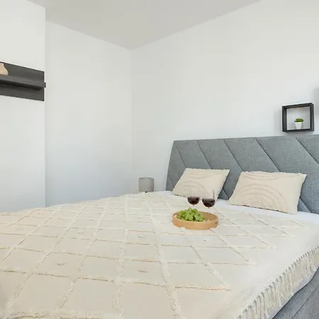 Apartamento Bright & Spacious Family In With Parking And 3 Balconies By Renters *