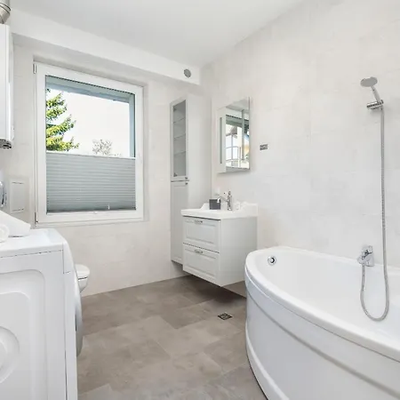 Bright & Spacious Family In With Parking And 3 Balconies By Renters