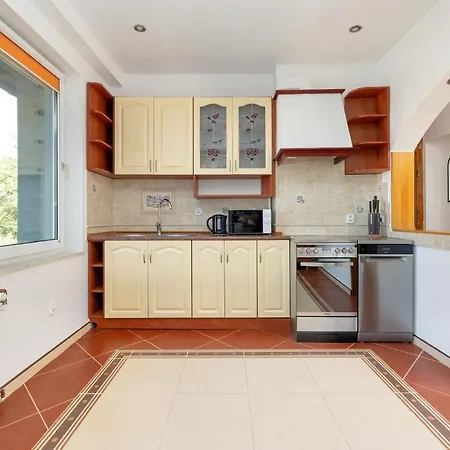 Bright & Spacious Family In With Parking And 3 Balconies By Renters