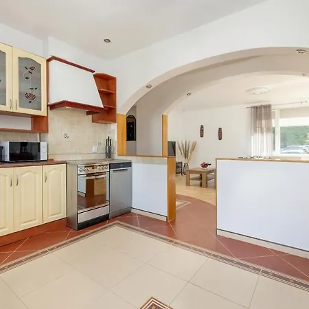 Bright & Spacious Family In With Parking And 3 Balconies By Renters Apartamento