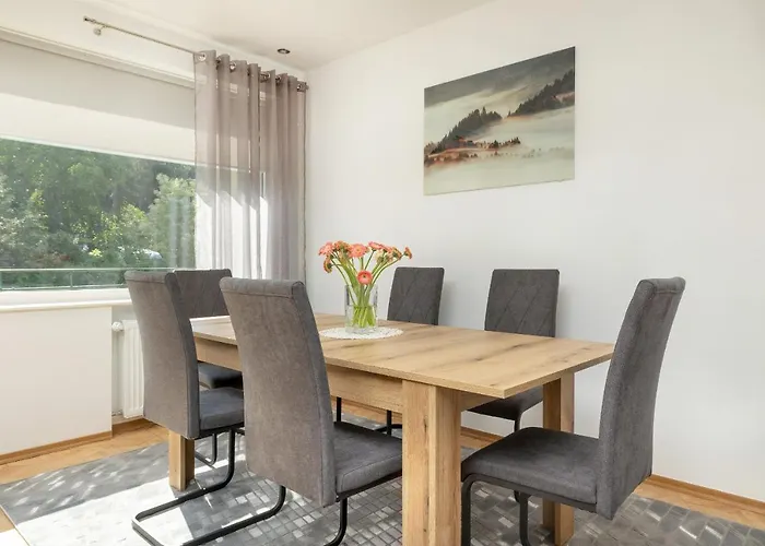 Bright & Spacious Family In With Parking And 3 Balconies By Renters *