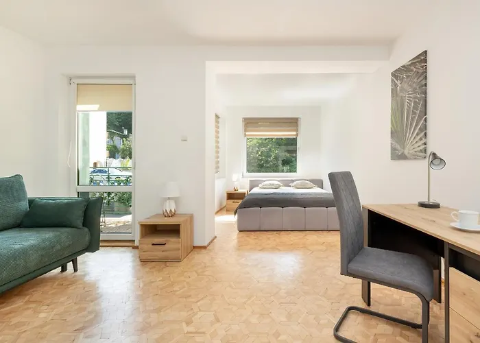 Bright & Spacious Family In With Parking And 3 Balconies By Renters ミエンジズドロイェ