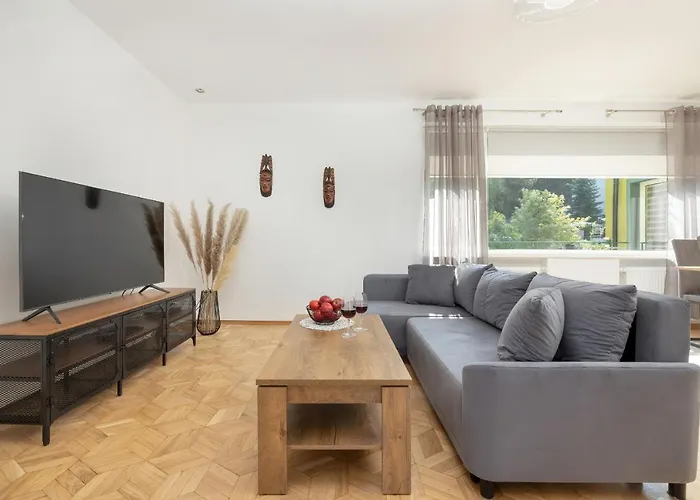 Bright & Spacious Family In With Parking And 3 Balconies By Renters ミエンジズドロイェ