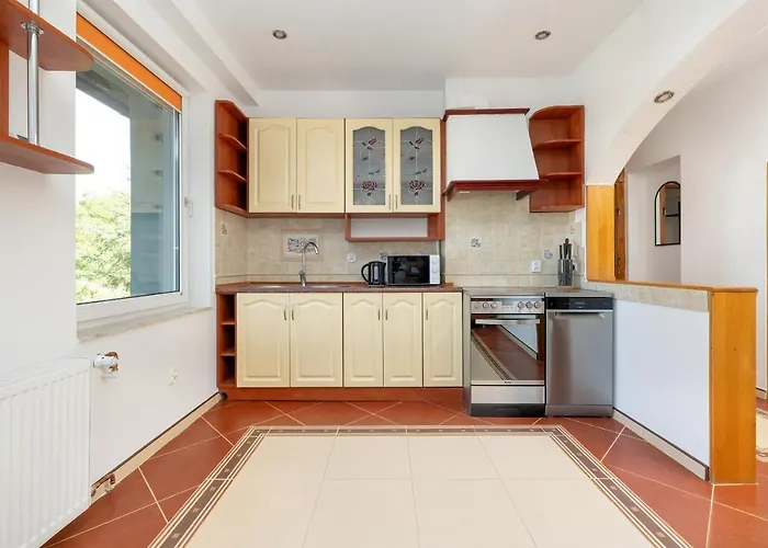 Bright & Spacious Family In With Parking And 3 Balconies By Renters