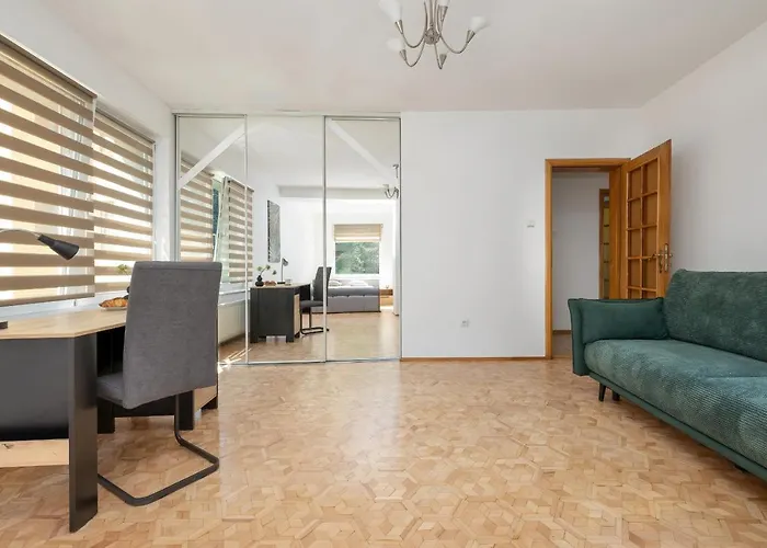 Bright & Spacious Family In With Parking And 3 Balconies By Renters アパート ミエンジズドロイェ