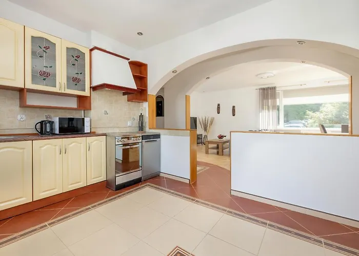 Bright & Spacious Family In With Parking And 3 Balconies By Renters アパート