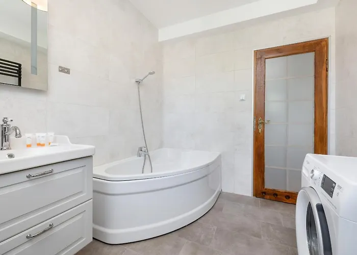 Bright & Spacious Family In With Parking And 3 Balconies By Renters *